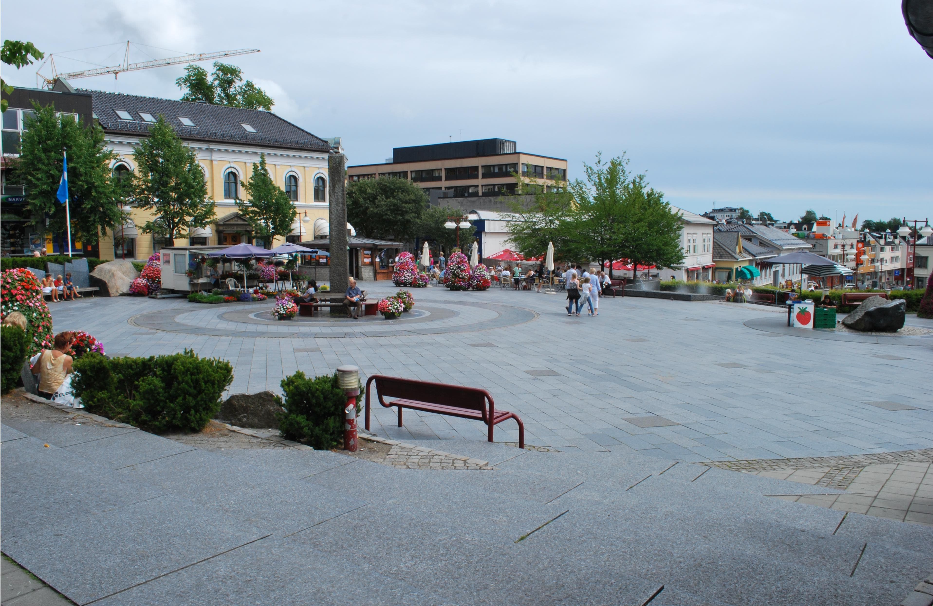 Larvik torg sett mot gaten Larvik torg i Larvik