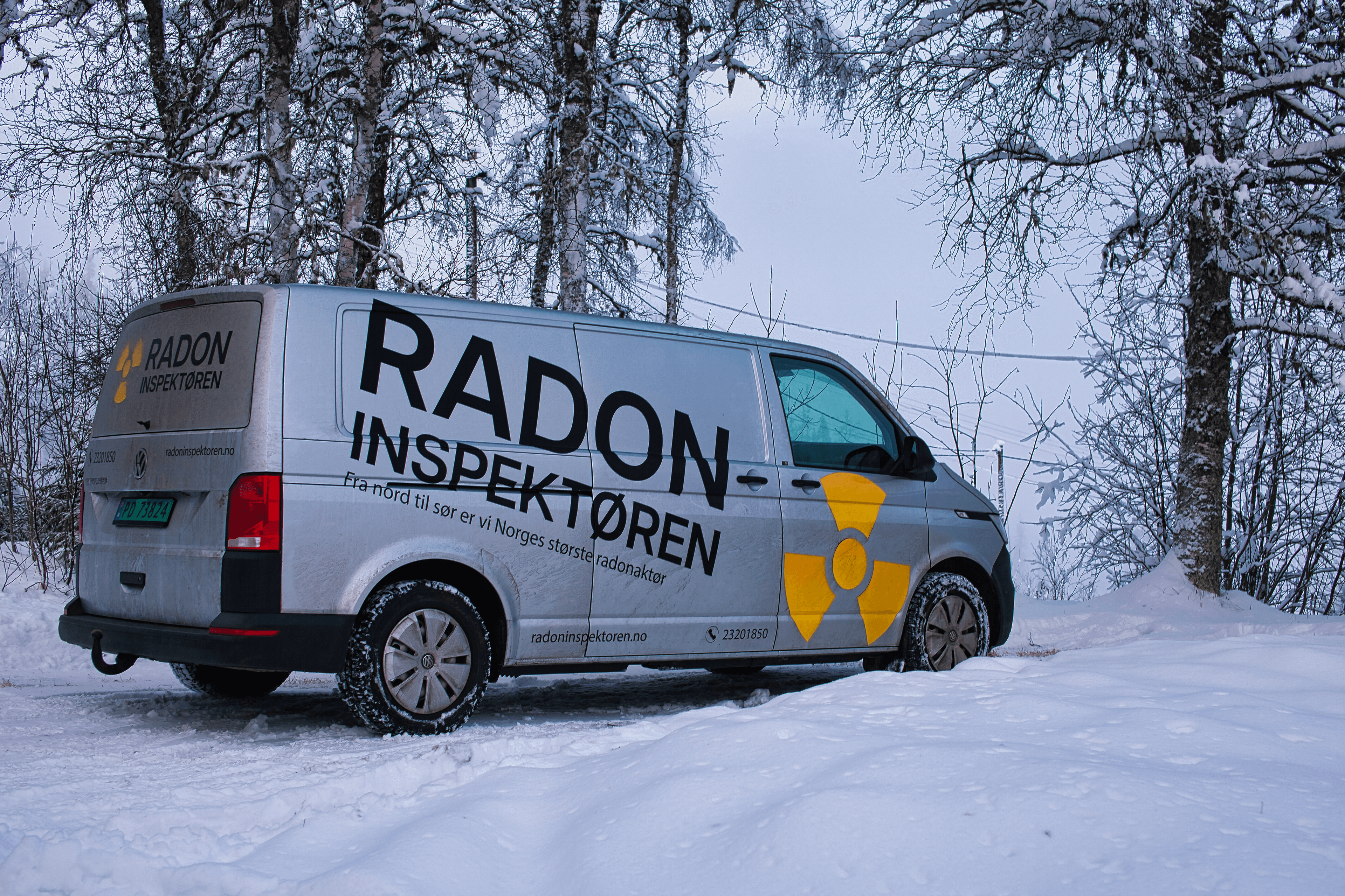 Radoninspektøren-tekniker på befaring