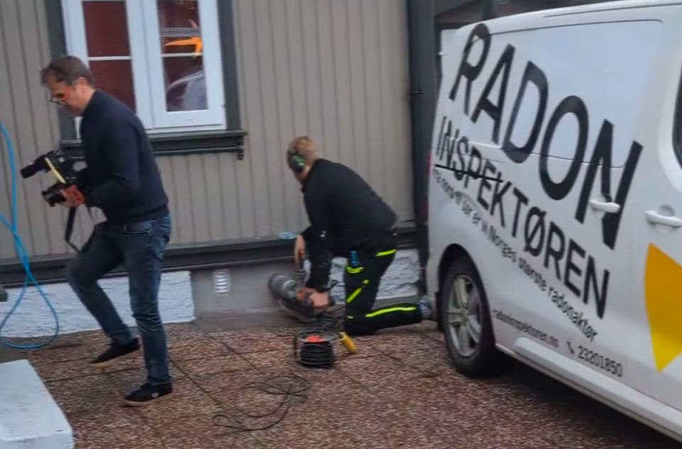 Radoninspektøren på befaring i Skien med TV 2
